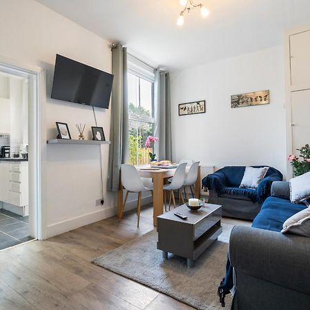 Modern 3 Bedroom Apartment In Wimbeldon Park Londra Exterior foto
