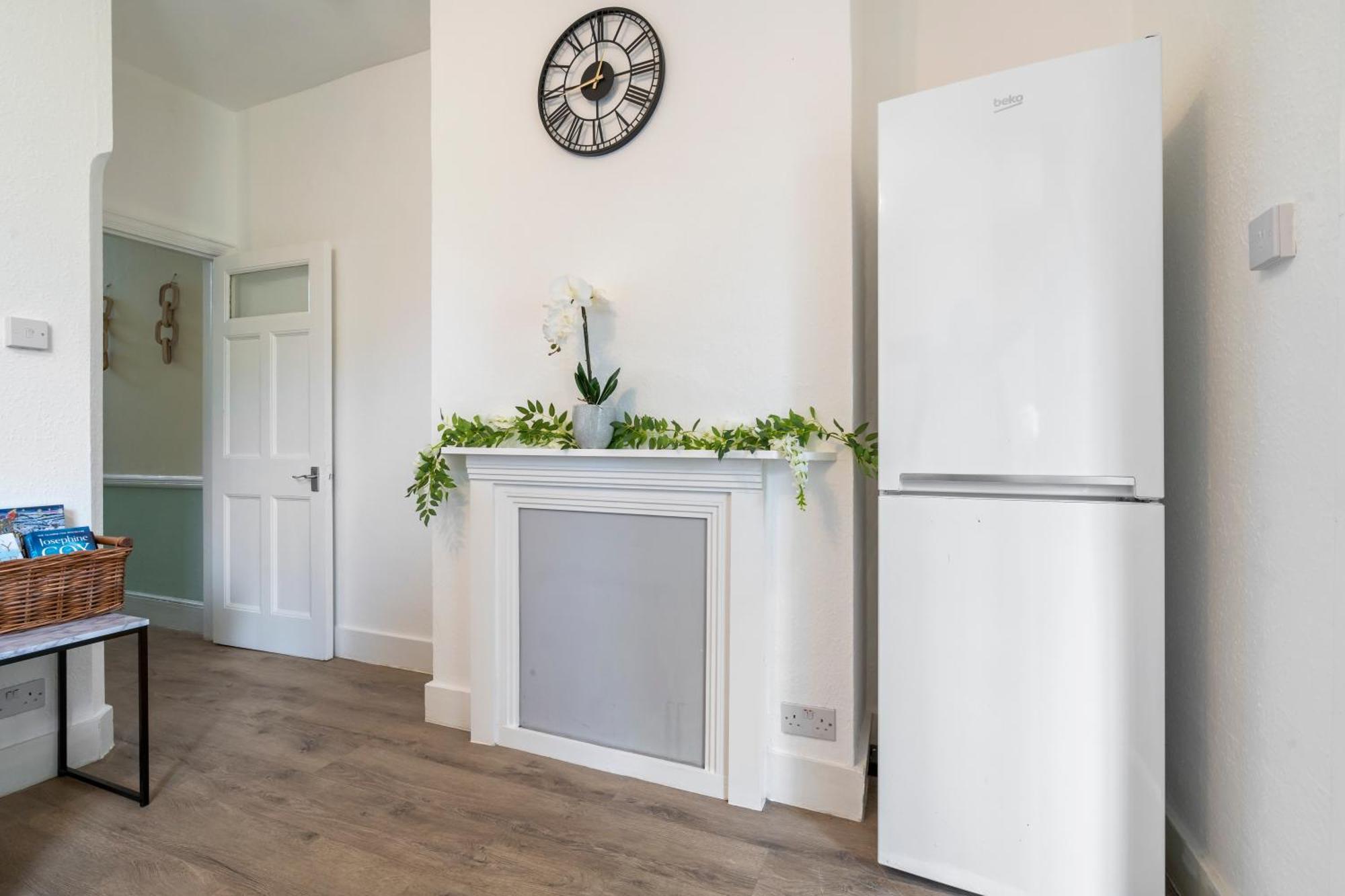 Modern 3 Bedroom Apartment In Wimbeldon Park Londra Exterior foto