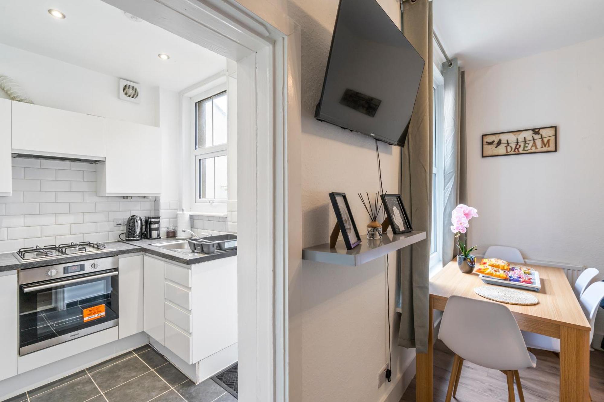 Modern 3 Bedroom Apartment In Wimbeldon Park Londra Exterior foto
