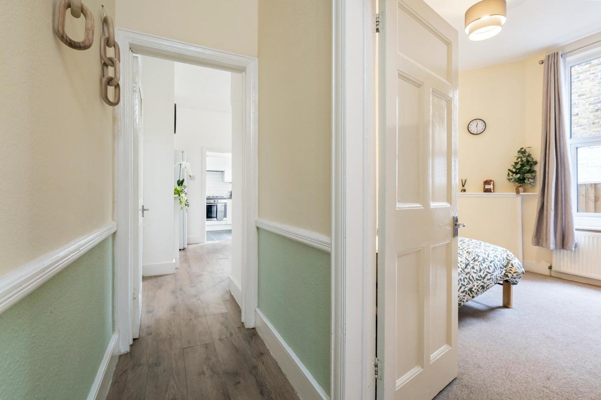 Modern 3 Bedroom Apartment In Wimbeldon Park Londra Exterior foto
