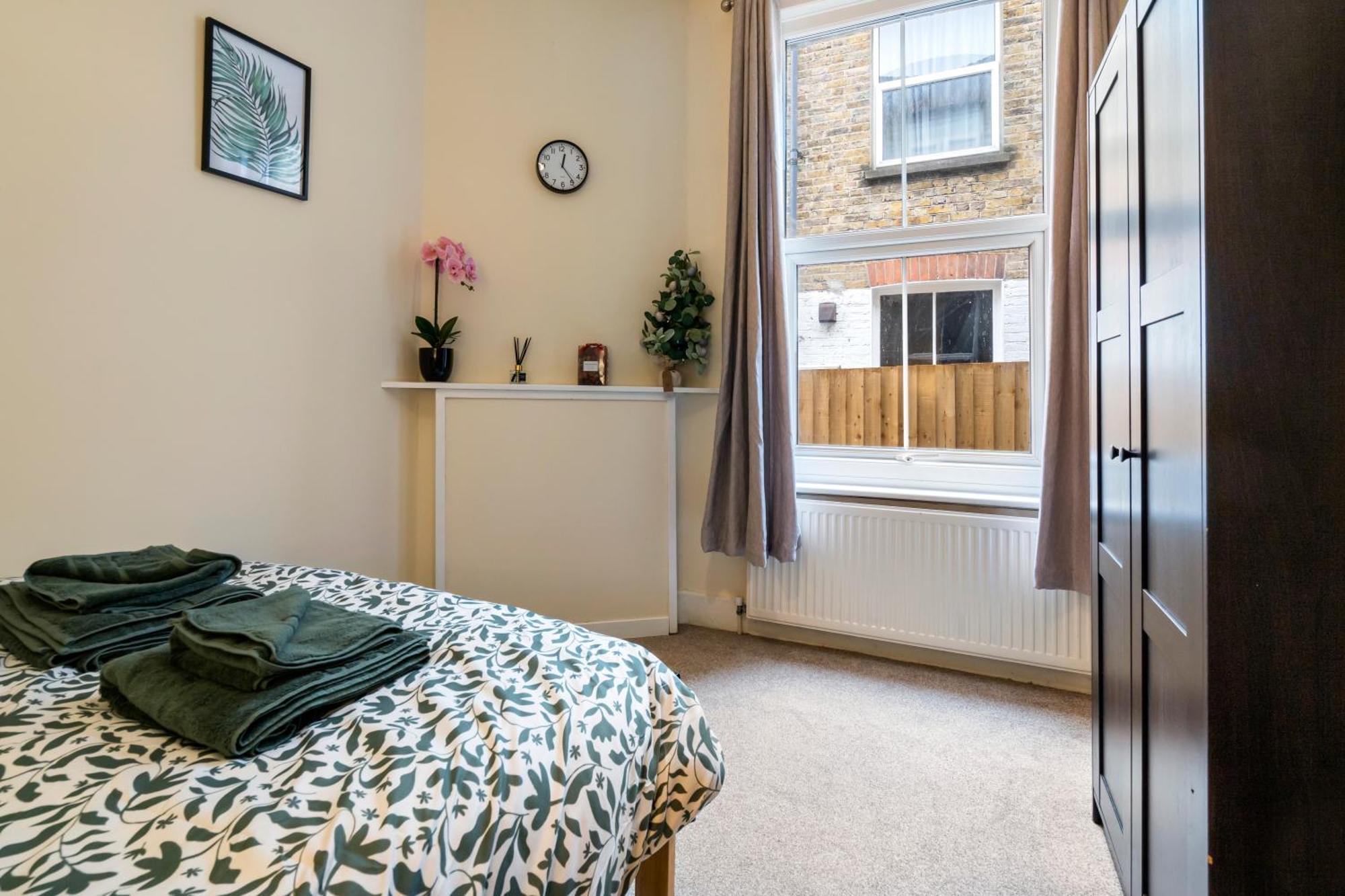 Modern 3 Bedroom Apartment In Wimbeldon Park Londra Exterior foto