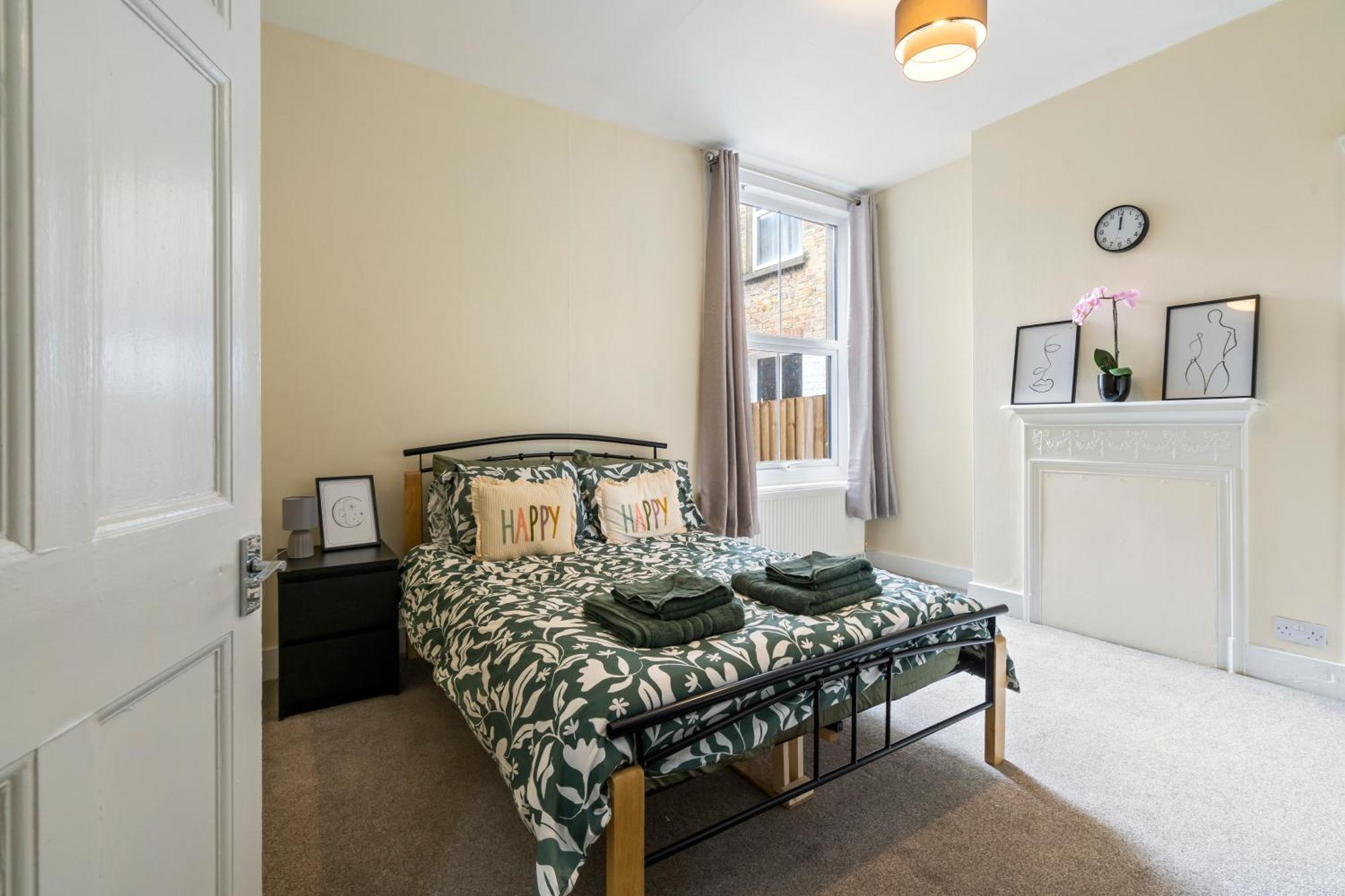 Modern 3 Bedroom Apartment In Wimbeldon Park Londra Exterior foto